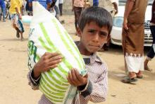 Photo d'un enfant ayant fui Hodeida et recevant de l'aide alimentaire à Abs, au Yémen, le 15 août 2018.