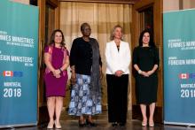 (g-d) La ministre canadienne des Affaires étrangères Chrystia Freeland, son homologue namibienne Netumbo Nandi-Ndaitwah, la représentante de la diplomatie européenne Federica Mogherini et la maire de 