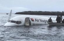 Un avion de la compagnie Air Niugini après son crash dans l'océan Pacifique près de l'aéroport de Weno (Micronésie), le 28 septembre 2018.