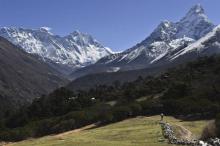 Le sommet le plus haut de la Terre, l'Everest, à gauche devant un nuage, le 20 avril 2015