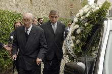 Bernabé Marti près du corbillard portant la dépouille de son épouse Montserrat Caballé lors des funérailles à Barcelone le 8 octobre 2018