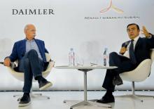 Le patron de Daimler, Dieter Zetsche et Carlos Ghon, son homologue de Renault-Nissan-Mitsubishi, au Salon mondial de l'automobile de Paris, le 3 octobre 2018