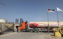 Un camion contenant du fioul payé par le Qatar arrive à la centrale électrique de Gaza, le 24 octobre 2018