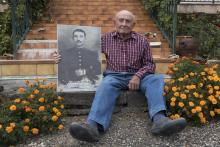 Emile Pierre Aymard, 93 ans, tenant le portrait de son oncle Gabriel Aymard à Pont-du-Château (Puy-de-Dôme) le 2 octobre 2018.