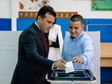 Le Premier ministre macédonien Zoran Zaev dépose son bulletin pour le référendum du 30 septembre 2018 sur le nouveau nom de son pays.