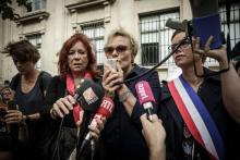 L'actrice français Muriel Robin aux côtés de la députée Clémentine Autain lors d'une manifestation contre les violences faites aux femmes à Paris le 6 octobre 2018