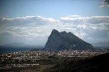 Vue sur le rocher de Gibraltar depuis la ville de La Linea de la Concepcion (sud de l'Espagne), le 16 octobre 2018.