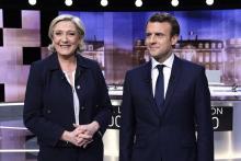 Les candidats à la présidentielle Marine Le Pen (g) et Emmanuel Macron (d) avant le débat télévisé d