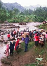 Photo diffusée le 11 octobre 2018 par la Croix-Rouge ougandaise montrant la crue d'une rivière à Bukalasi, dans l'est de l'Ouganda