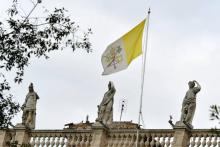 Le drapeau du vatican flotte sur l'ambassade du Saint-Siège en Italie le 31 octobre 2018