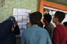 Des observateurs électoraux afghans vérifient les résultats du scrutin législatif à Kaboul le 22 octobre 2018