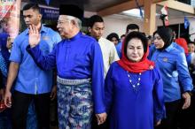 Najib Razak (c), alors Premier ministre, et son épouse Rosmah Mansor (d), le 28 avril 2018 à Pekan, en Malaisie