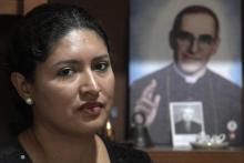 Cecilia Flores de Rivas se tient devant une image de Mgr Oscar Romero, à qui elle attribue sa guérison "miraculeuse", le 19 septembre 2018 à San Salvador
