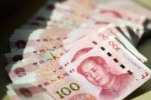Le yuan continue à chuter, au plus bas face au dollar depuis un an