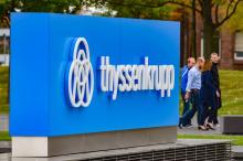 Des passants longent le logo de ThyssenKrupp, le 28 septembre devant le siège du conglomérat à Essen (ouest de l'Allemagne).