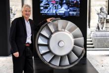 James Dyson, fondateur du groupe britannique Dyson, à côté d'un modèle de moteur, le 11 octobre 2018 à Paris