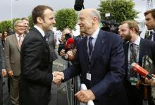 Emmanuel Macron alors ministre de l'Economie en compagnie d'Alain Juppé, à Villepinte le 16 juin 2016