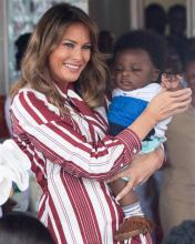 Melania Trump prend un bébé dans ses bras dans un hôpital d'Accra le 2 octobre 2018