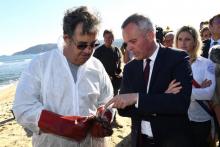 Le ministre français de l'Environnement et de la Transition Ecologique sur la plage de Ramatuelle, le 23 octobre 2018