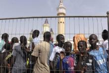 Des pèlerins mourides font la queue pour entrer dans la mosquée de Touba le 27 octobre 2018, au Sénégal