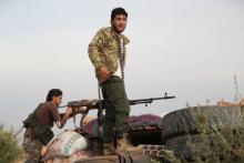 Des rebelles syriens sont positionnés sur la ligne de front dans la future zone tampon d'Idleb (nord-ouest de la Syrie), face aux forces du régime de Damas, le 9 octobre 2018