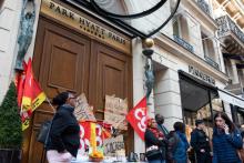 Des employés de l'hôtel Park Hyatt Paris Vendôme font grève, le 10 octobre 2018 à Paris