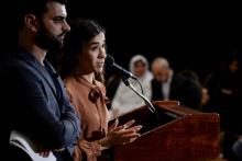 La jeune Yazidie Nadia Murad, co-lauréate du prix Nobel de la Paix, s'exprime devant la presse aux côtés de son interprète le 8 octobre 2018 à Washington