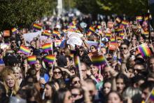 Des citoyens kosovars défilent dans les rues de Pristina pour une Gay pride. Le 10 octobre 2018.