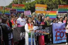 Des membres d'un groupe chrétien favorable aux droits des homosexuels se préparent à participer à la Gay Pride à Taipei, le 27 octobre 2018