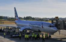 Un avión de American Airlines llega al aeropuerto internacional José Martí y se convierte en el primer vuelo comercial de Miami-La Habana en medio siglo, el 28 de noviembre de 2016 en La Habana