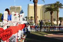 Une femme prie, le 6 octobre 2017, devant les 58 croix représentant les victimes de la fusillade de Las Vegas, la plus meurtrière de l'histoire récente des Etats-Unis