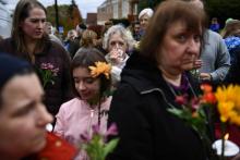 Des personnes venues rendre hommage aux victimes de la tuerie de la synagogue de Pittsburgh au lendemain de l'attaque du 27 octobre 2018 qui a fait 11 morts