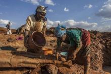 Des femmes cherchent de l'or à Lumwira, le 1er octobre 2018 au Malawi