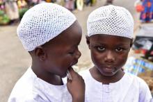 Deux frères jumeaux, Salim et Mamadou, font la quête sur un marché d'Abobo à Abidjan, le 6 septembre 2018