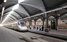 Des passagers saoudiens sur le quai d'une gare à La Mecque, lors de l'inauguration du train à grande vitesse reliant cette ville sainte à Médine, le 11 octobre 2018