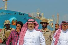 L'ambassadeur saoudien au Yémen Mohammed Said Al-Jaber (c) dans le port d'Aden, au sud du pays, le 29 octobre 2018