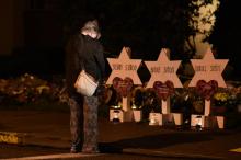 Une femme rend hommage aux onze fidèles d'une synagogue de Pittsburgh abattus samedi 27 octobre lors de la pire tuerie antisémite jamais perpétrée aux Etats-Unis