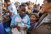 Des réfugiés vénézuéliens lors d'une distribuion de nourriture, le 23 août 2018 Tumbes, au Pérou, à la frontière avec l'Equateur