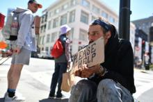 Un homme mendie dans le centre-ville de San Francisco,le 28 juin 2016 en Californie