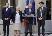 Julien Denormandie (à droite) lors de la passation de pouvoir entre Jacqueline Gourault et Jacques Mézard à la tête du ministère de la Cohésion des Territoires, le 16 octobre 2018 à Paris