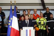 Le président Emmanuel Macron s'exprime devant les habitants de Villalier, une des communes de l'Aude victimes des inondations, le 22 octobre 2018.