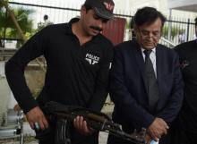 Saif-ul-Mulook, l'avocat d'Asia Bibi, une chrétienne pakistanaise condamnée à mort pour blasphème, quitte sous escorte policière la Cour suprême qui a différé son jugement sur l'affaire. Islamabad le 