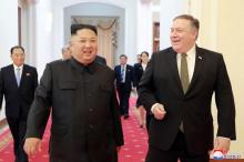 Le secrétaire d'Etat américain Mike Pompeo et le dirigeant nord-coréen Kim Jong Un à Pyongyang, sur une photo prise le 7 octobre 2018 et fournie par l'agence officielle nord-coréenne KCNA
