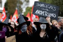 Des manifestantes déguisées en sorcières lors d'une manifestation pro-avortement le 28 septembre 2017 à Paris