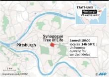 La police parle avec des membres de la communauté juive après l'attaque qui a fait 11 morts à Pittsburgh