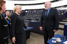 La Première ministre roumaine Viorica Dancila (2L) discute avec le vice-président de la Commission européenne Frans Timmermans avant une session du Parlement européen à Strasbourg le 3 octobre 2018.