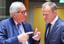 Le président de la Commission européenne Jean-Claude Juncker s'entretient avec le président du Conseil Européen Donald Tusk à Bruxelles le 16 octobre 2018