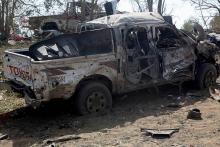 Une voiture détruite par une frappe aérienne dans la ville d'Hodeida au Yémen, le 24 octobre 2018