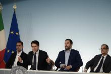 Le ministre italien du travail Luigi Di Maio, Le président du Conseil Giuseppe Conte, Le vice-premier ministre et ministre de l'Intérieur Matteo Salvini et le ministre de l'Economie et des finances Gi