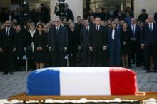 Le président Emmanuel Macron devant le cercueil de Charles Aznavour aux Invalides à Paris